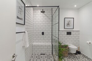 Dusche, Haartrockner, Handtücher, Seife
