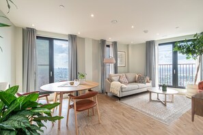 TV - The Eades ADC Atelier 2 Bed (London)