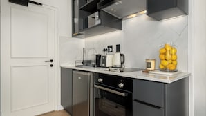 Una cocina moderna con horno Bosch, una cafetera y un tarro de limones sobre la encimera.