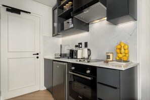 Réfrigérateur, four à micro-ondes, un four, surface de cuisson
