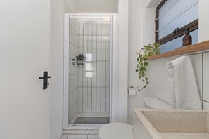 تجهيزات دش، مجففات شعر، مناشف، صابون