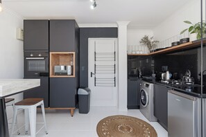 ثلاجة، ميكروويف، فرن، موقد طهي مسطح