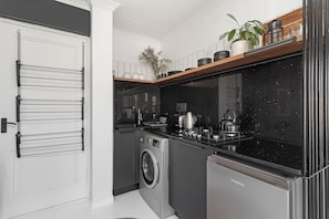 Kjøleskap, mikrobølgeovn, ovn og kokeplater