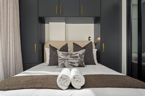 1 bedroom, in-room safe, iron/ironing board, WiFi - The Valour Apartment | Signal Hill Views (Cape Town)