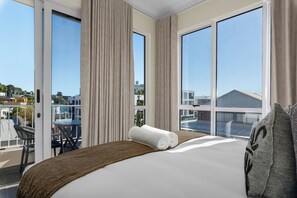 1 bedroom, in-room safe, iron/ironing board, WiFi - The Valour Apartment | Signal Hill Views (Cape Town)