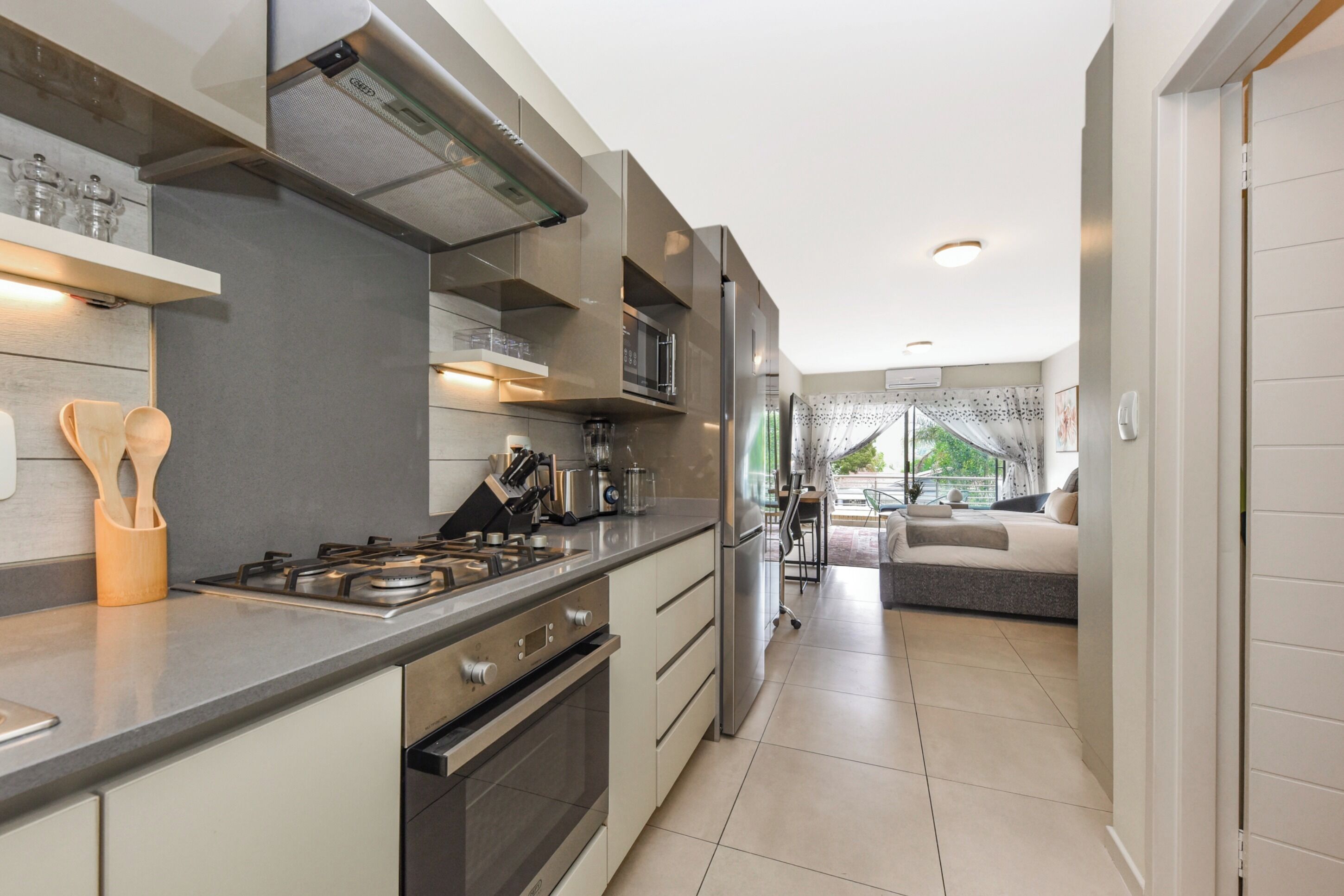 Kylskåp, mikrovågsugn, ugn och spishäll