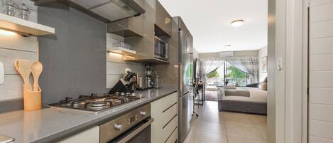 Køleskab, mikrobølgeovn, ovn, kogeplade