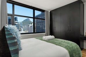 1 slaapkamer, een kluis op de kamer, een strijkplank/strijkijzer, wifi