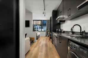 Een koelkast, een magnetron, een oven, een kookplaat