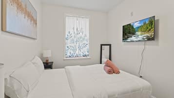 Tabla de planchar con plancha, internet y ropa de cama