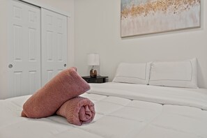 2 slaapkamers, een strijkplank/strijkijzer, internet, beddengoed