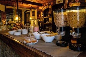بوفيه فطور مجانًا يوميًا