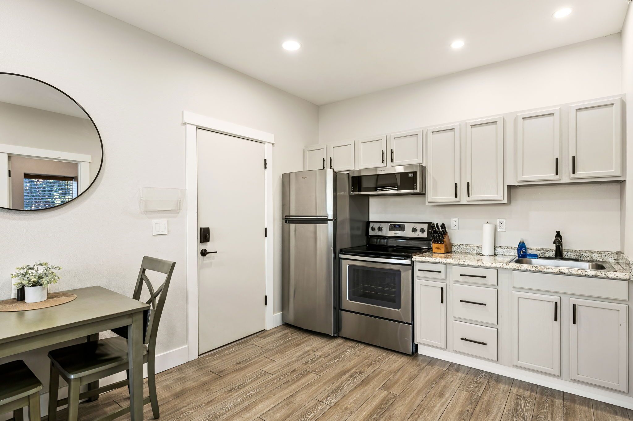 Jääkaappi, mikroaaltouuni, uuni, liesi