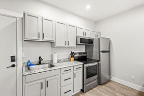 Een koelkast, een magnetron, een oven, een kookplaat