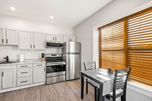 ثلاجة، ميكروويف، فرن، موقد طهي مسطح