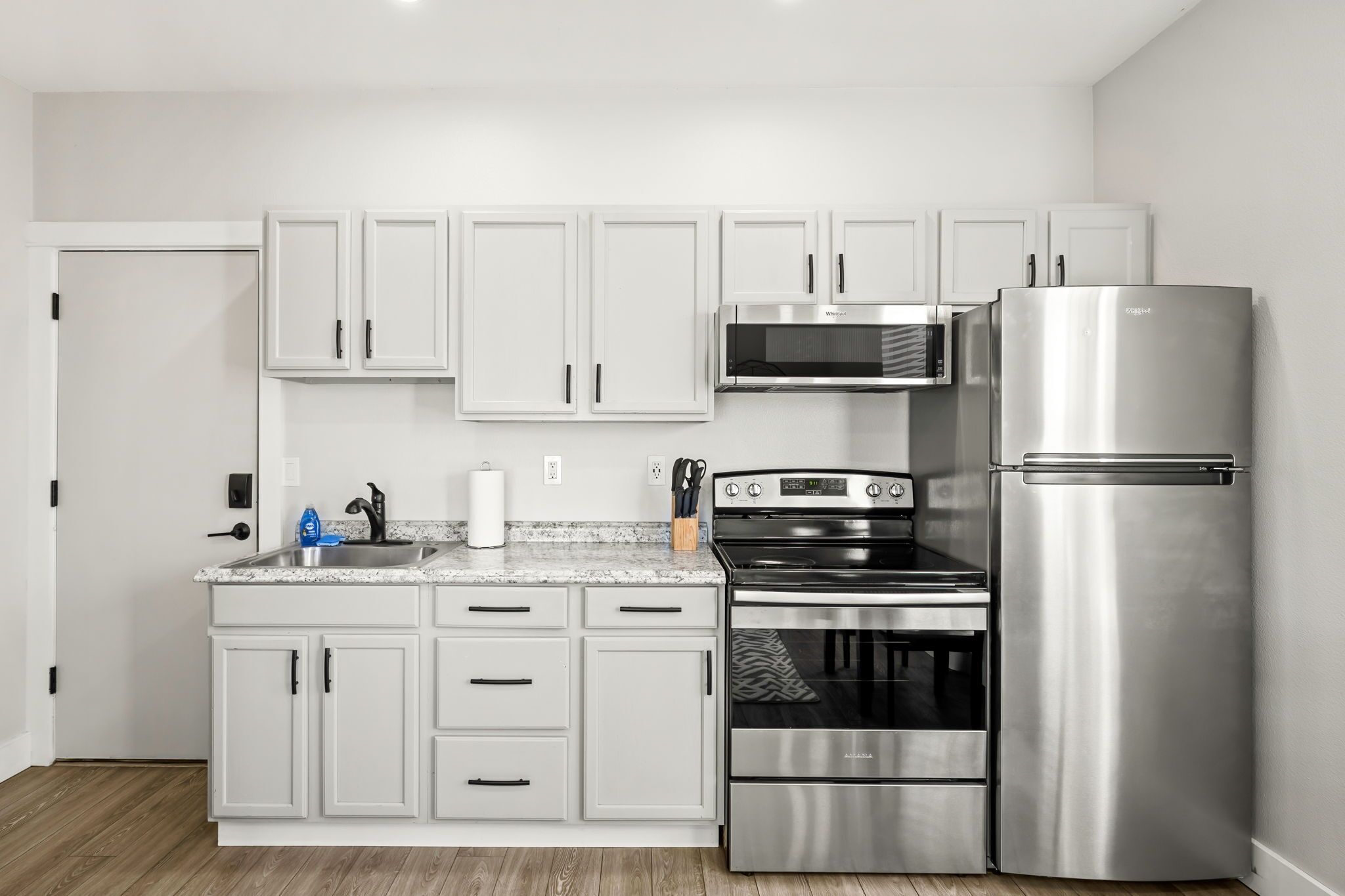 Kjøleskap, mikrobølgeovn, ovn og kokeplater