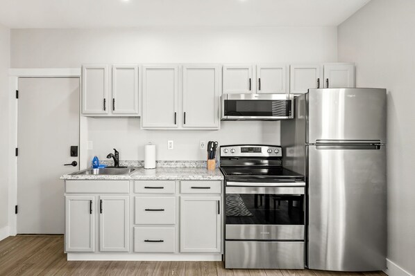 ثلاجة، ميكروويف، فرن، موقد طهي مسطح