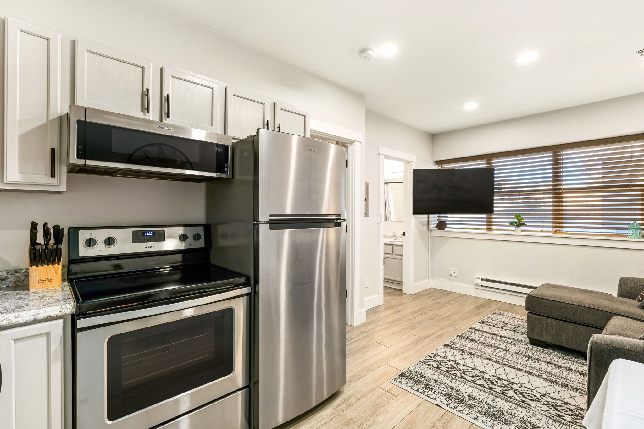 冷蔵庫、電子レンジ、オーブン、コンロ