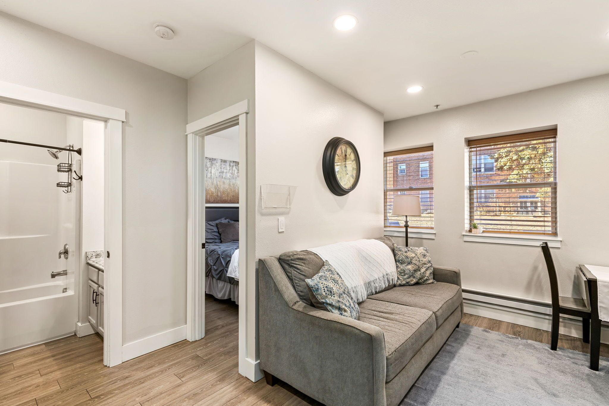 2 habitaciones, tabla de planchar con plancha, wifi y ropa de cama 