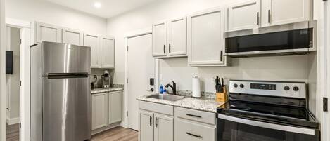 Een koelkast, een microgolfoven, een oven, een kookplaat