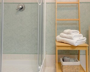 Shower, hair dryer, bidet, towels - Casa D'Ossuna- Apartment for families and couples in the historic heart of Palermo (Palermo)