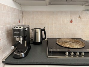 Jääkaappi, mikroaaltouuni, uuni, liesi