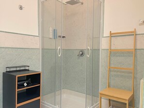 Dusche, Haartrockner, Bidet, Handtücher