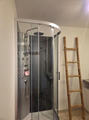 Secador de pelo, toallas, jabón y papel higiénico