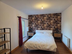 Tabla de planchar con plancha, wifi, ropa de cama