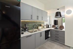 Fridge, microwave, oven, stovetop - Villa 'Aggelle' with Private Terrace, Wi-Fi and Air Conditioning (Potamós)