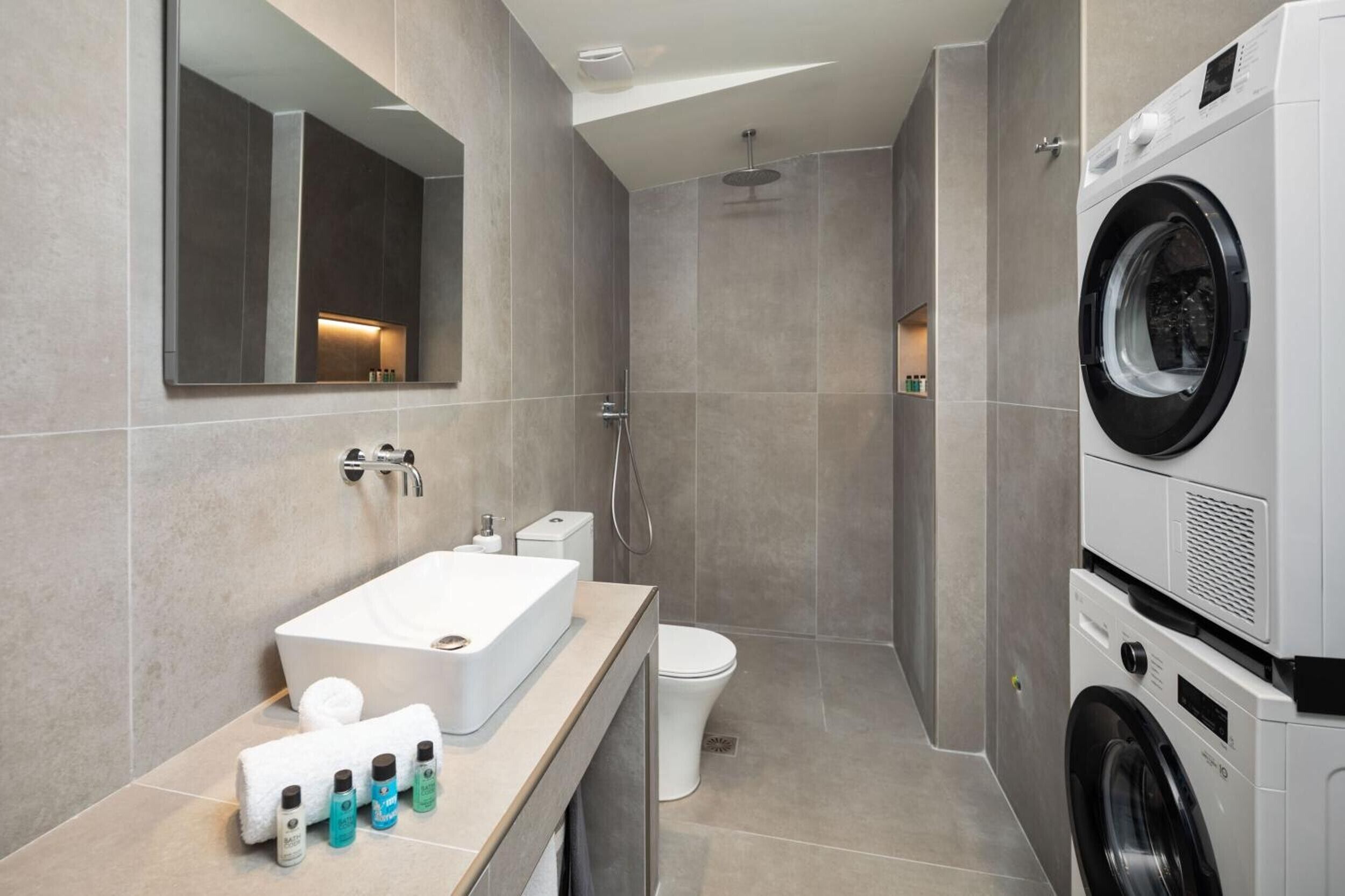 Een douche, een haardroger, handdoeken