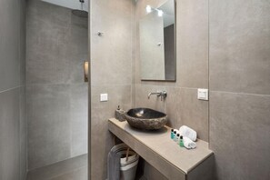 Shower, hair dryer, towels - Villa 'Aggelle' with Private Terrace, Wi-Fi and Air Conditioning (Potamós)
