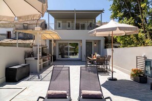 Outdoor dining - Villa 'Aggelle' with Private Terrace, Wi-Fi and Air Conditioning (Potamós)