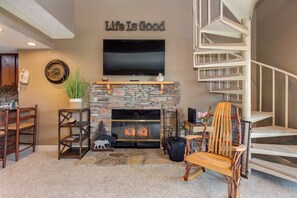 Een televisie en een open haard