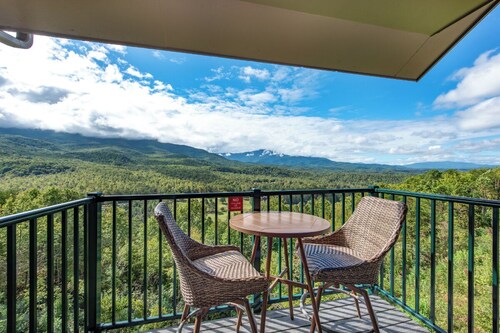 Mountain VIEWS | 2B Condo w/ Pool & Hot Tub Access