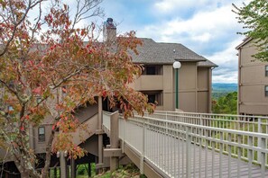 Property grounds - Mountain VIEWS | 2B Condo w/ Pool & Hot Tub Access (Gatlinburg)