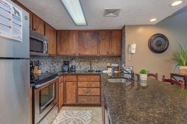 ثلاجة، ميكروويف، فرن، موقد طهي مسطح