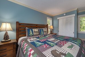 2 bedrooms, desk, iron/ironing board, free WiFi - Mountain VIEWS | 2B Condo w/ Pool & Hot Tub Access (Gatlinburg)