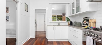 Vibrant Urban Retreat – Chic Lounge & Garden Deck | 4BR in Bedford