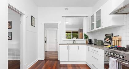 Vibrant Urban Retreat – Chic Lounge & Garden Deck | 4BR in Bedford