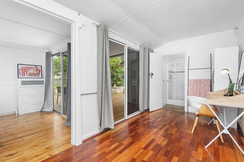 4BR Bedford Home - Chic Lounge & Garden Deck