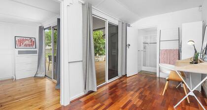 4BR Bedford Home - Chic Lounge & Garden Deck