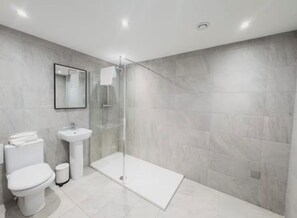 Shower, hair dryer, towels, soap - Edinburgh Castle Suite (Edinburgh)