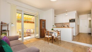 A modern apartment with a living room, dining area, and kitchen. - Rental in Rome Annietta Apartment (Rome)