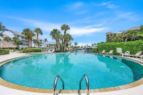 Immaculate Marco Island Condo – Walk to Beach, Skyline Views, Pool & Balcony