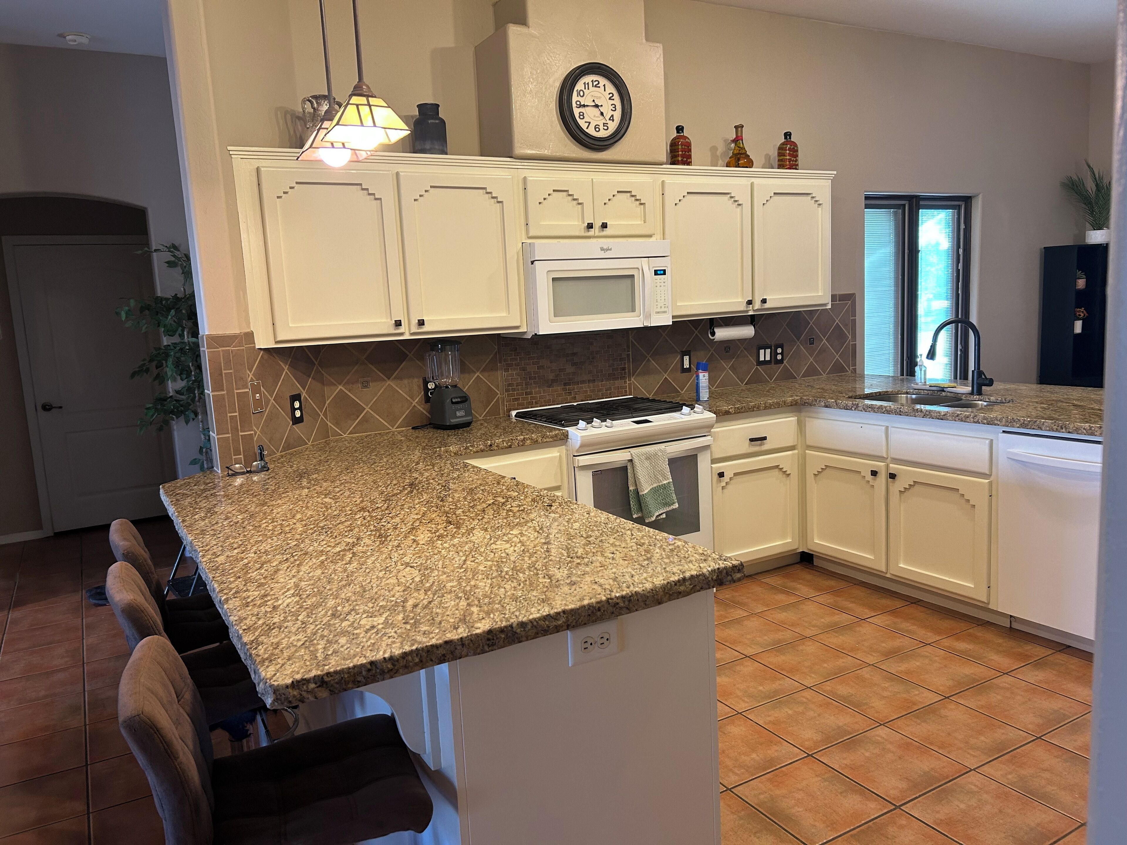 Micro-ondes, four, plaque de cuisson, lave-vaisselle