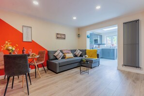 Living area - Comfort Living | Sleeps 4 | 1 BR | Parking (Hayes)