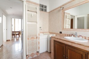 Ducha, bidé y toallas