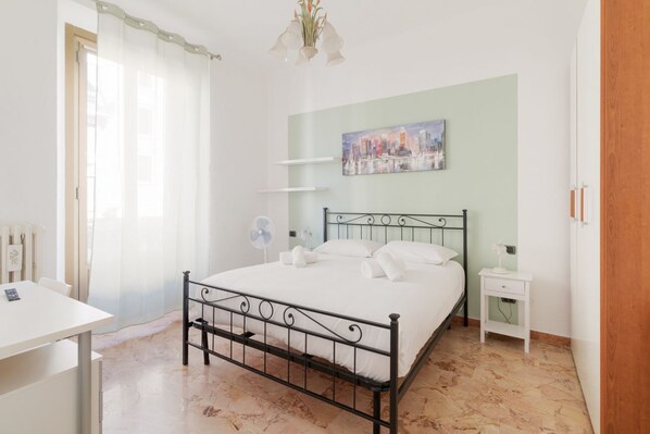 2 Schlafzimmer, Bügeleisen/Bügelbrett
