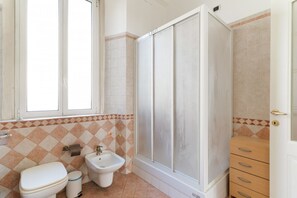 Douche, bidet, serviettes fournies
